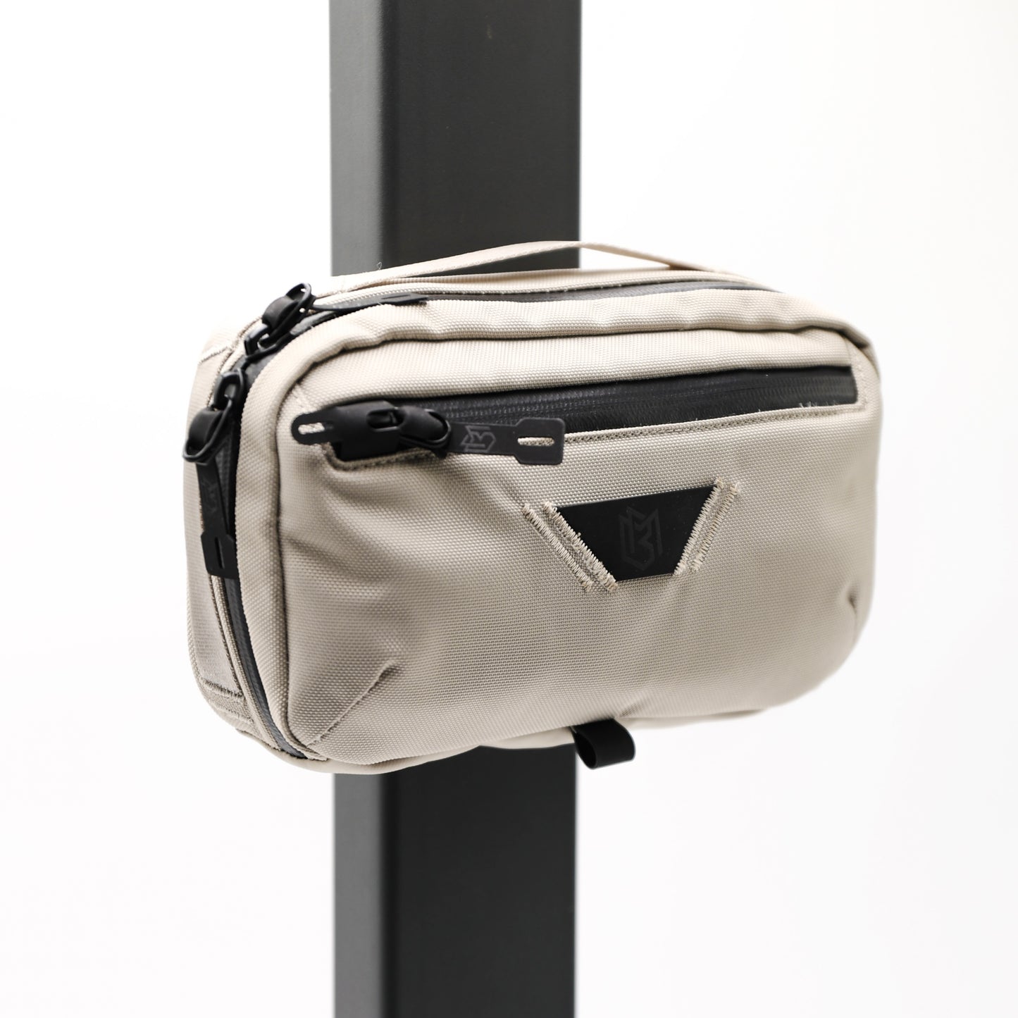 MAGNETIC FANNY BAG