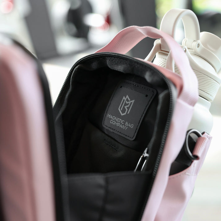 https://magneticbagcompany.com/cdn/shop/files/R61_8332.jpg?v=1759370580&width=713